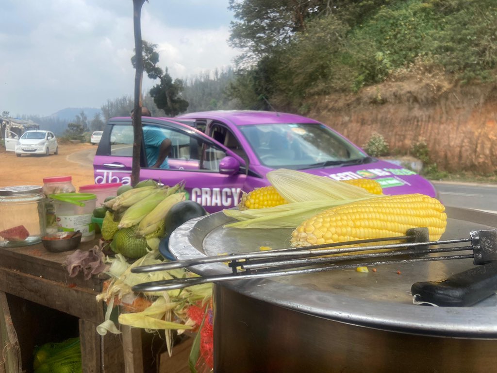 Late lunch break #OnTheRoad for #DhabasOfDemocracy on the road between Ooty and Wayanad . Boiled maize slathered with lemon and red chili. Yum! Disappointed though to find GMO American corn instead of desi varieties. When did that happen literally everywhere ? #Mojo #PeopleFirst