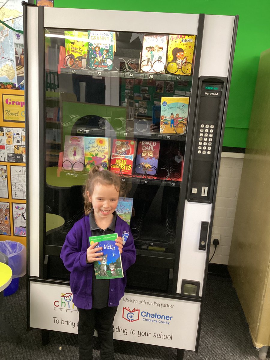 Another bookworm in RKR with 100 reads who visiting our golden vending machine to choose a book 📕🪱
#readingforpleasure #loveofbooks @QuayPrincipal @QuayVP