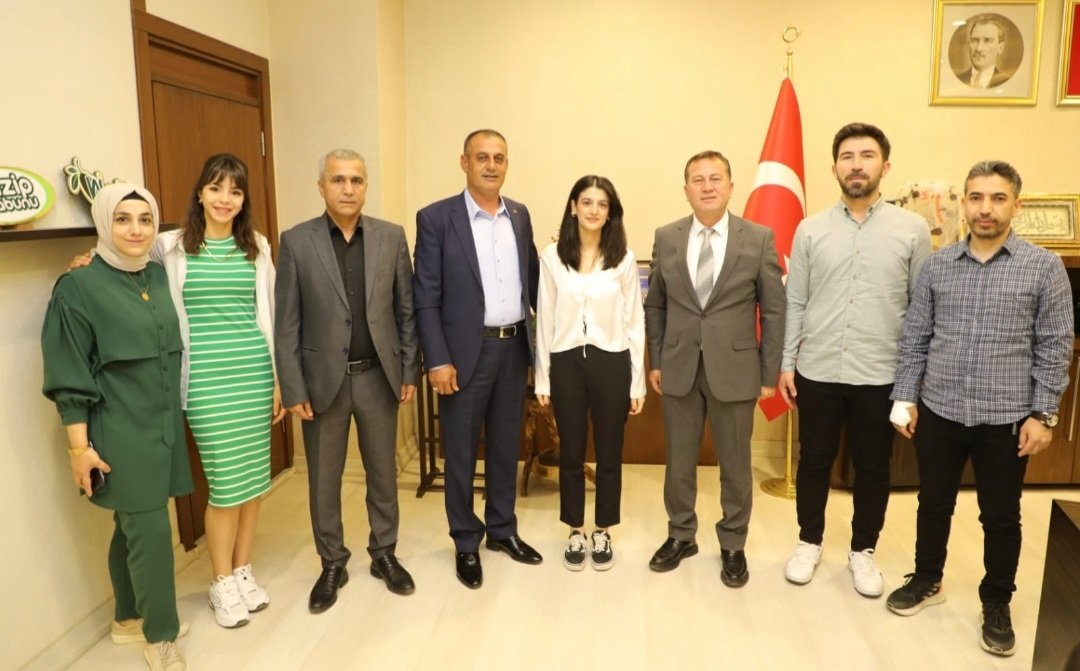 Şansla değil, akıttığın alın teri ve emekle kazandığın yeni görevin hayırlara vesile olsun.... Harcadığın emeklerin karşılığını umarım hayat boyunca fazlasıyla alırsın. Başarılarının daim olsun Sayın Başkanım <a href="/alidogan0127/">Ali Doğan</a>