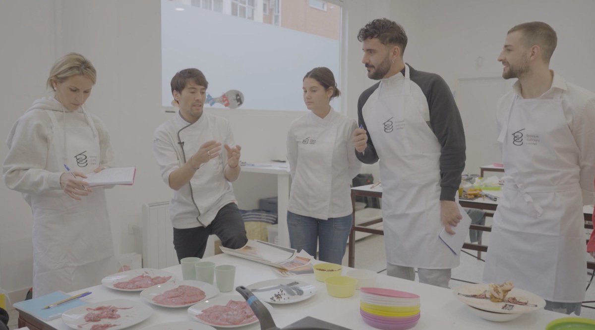 La importancia del emplatado para elevar la estética de los platos. No te pierdas esta clase que recibieron los aspirantes de #MasterChef 12 rtve.es/television/202…