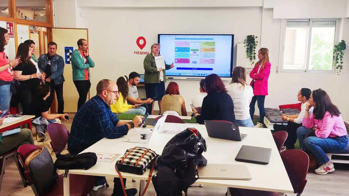 CRFPCLM's tweet photo. Ayer tuvo lugar en el @Ies_GPrieto  y en el @ceipjoselloret  la presentación de situaciones de aprendizaje en sus #AdF. Los centros convocados fueron aquellos que solicitaron participar por primera vez en proyectos de innovación Aula del Futuro. 

@amadorpastorn 
@educajccm https://t.co/9Xu4JeelZk