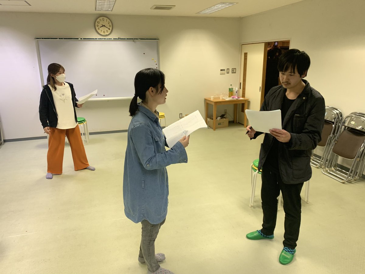 coupcompany's tweet photo. 本日も｢嘘とアオハルと化け物さんと｣絶賛稽古中！！

役者は台詞と言う名の化け物と格闘中！！

そして、明日はチケット予約受付開始日です！！とてもお得なペア割り予約は早い者勝ち♪皆さま、ぜひご予約下さい。

5月25日26日はシアターねこへ！
#クゥカン #うるバケ #チケット予約 #シアターねこ https://t.co/N2mjvGD4iS