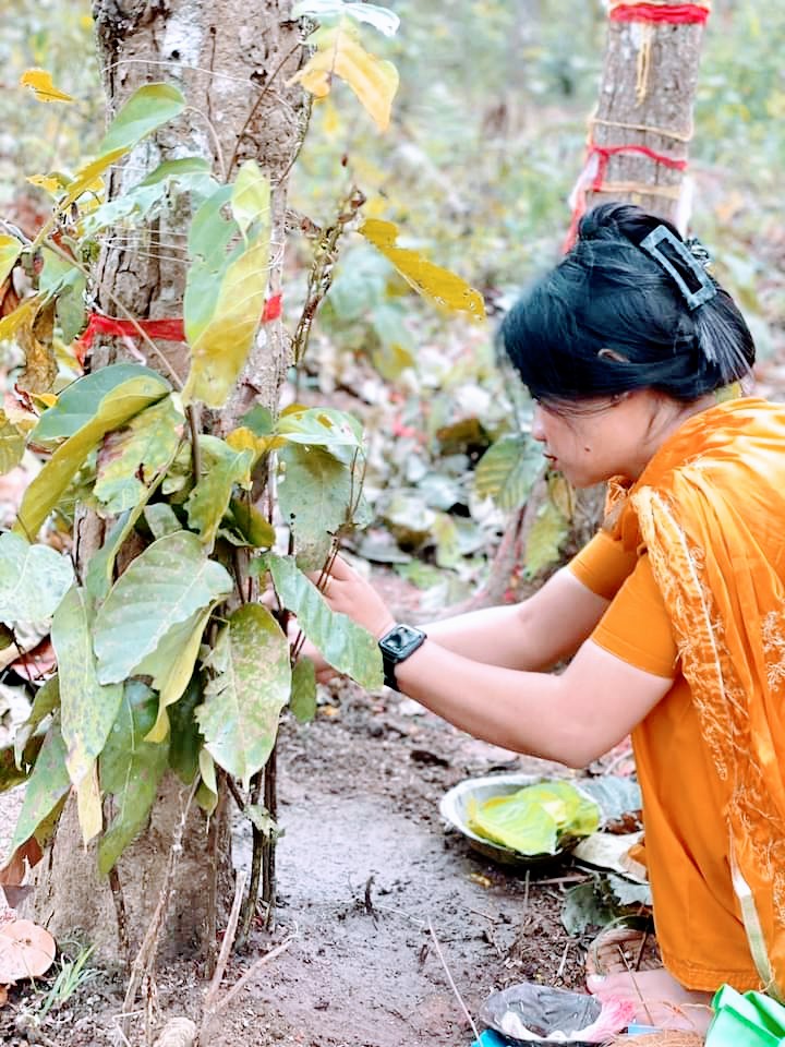 जंगल मा पूजा गर्नु मजा छुट्टै आउँछ।।