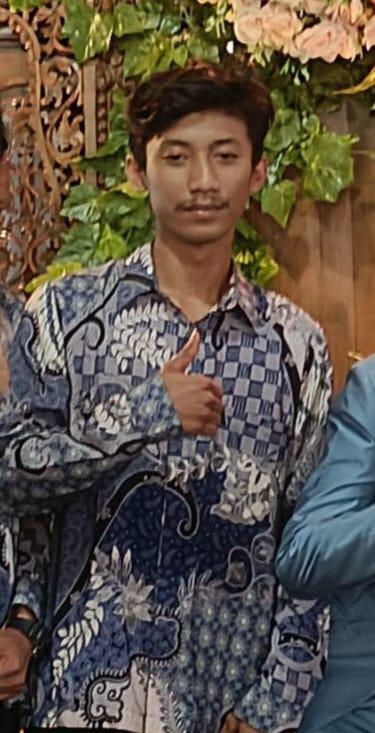 Sedulur sewon area ISI mohon bantuan pantauan informasinya terkait orang ini. Sore ini ngojek dari Patuk membawa kabur uang orang tuanya sebesar 50 juta. Uang tersebut sedianya di gunakan untuk melunasi perjanjian kesepakatan pihak keluarga dg "korban" atas kasus yg dia lakukan.