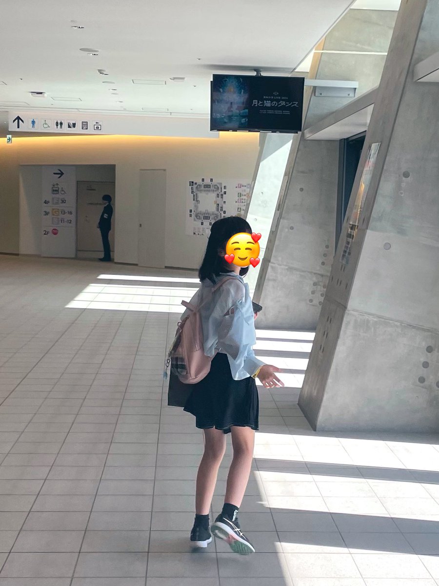 carushika's tweet photo. ライブが始まる前の私

←小2の盗作
→小5の月猫

なんか背が伸びてるのがわかる！嬉しい😆

また盗作見たいな🥰 https://t.co/Boli9AykGS