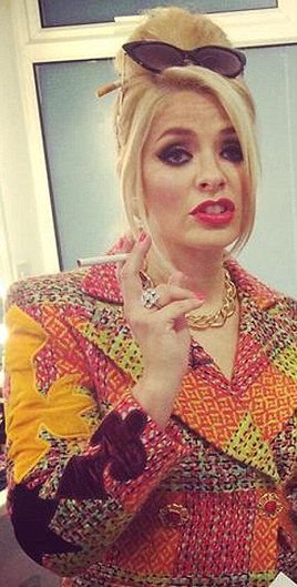 does holly willoughby smoke cigarettes Holly Willoughby Cigarette in her Right Hand