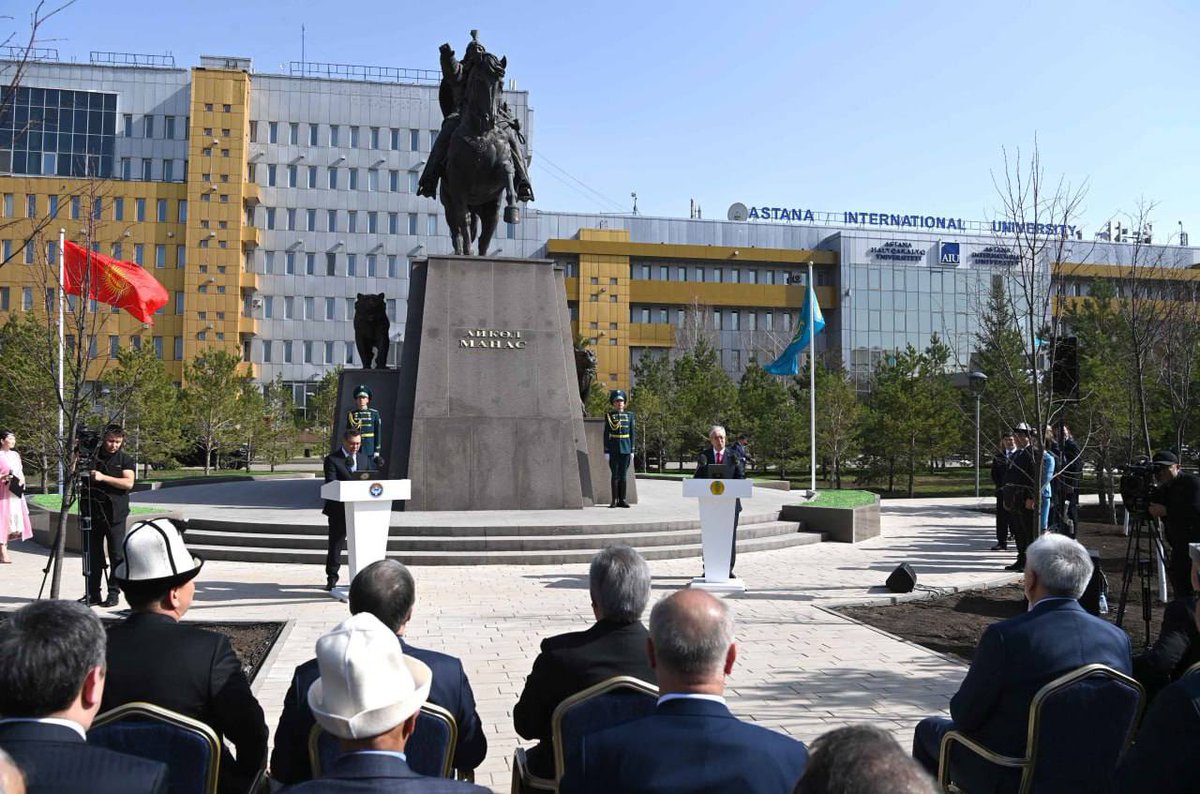 🇰🇿🇰🇬 Kassym-Jomart Tokayev and Sadyr Japarov unveiled the monument to Aikol Manas in #Astana.