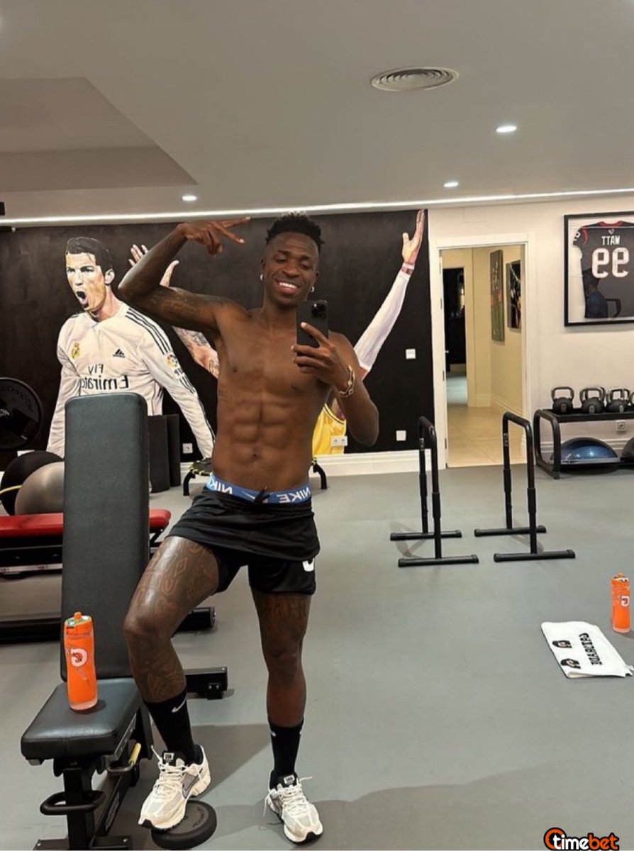 Vinicius Jr’ın paylaşımı. 🤩 Gelmiş geçmiş en iyinin izinden, günümüzün en iyisi olmak için çalışmaya devam ediyor…