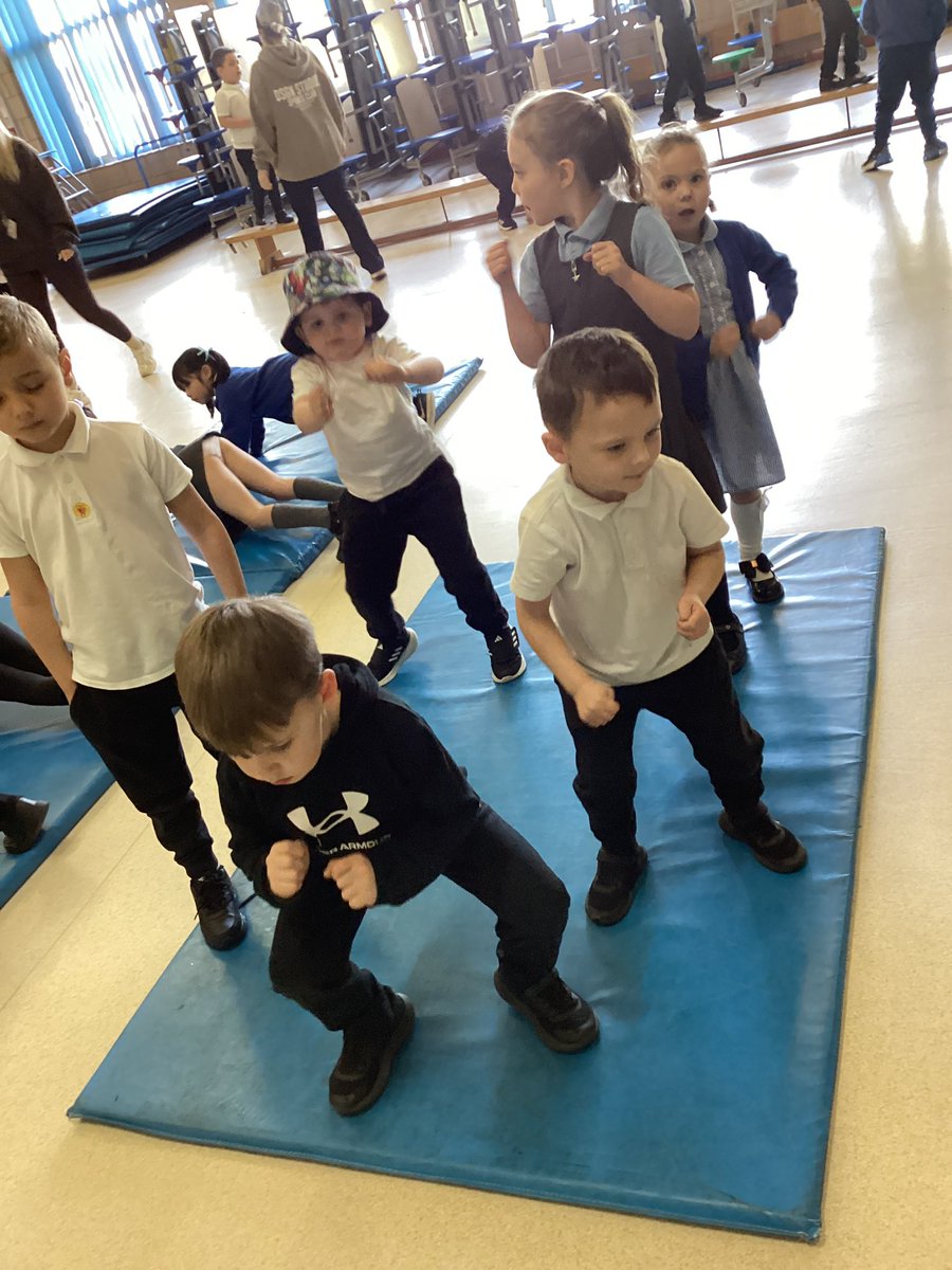 In PE this week we had a fitness circuit. We had to listen to instructions for each activity and try our best to complete the whole circuit. 💪🏼 @BedfordPrimary @SouthportLTrust