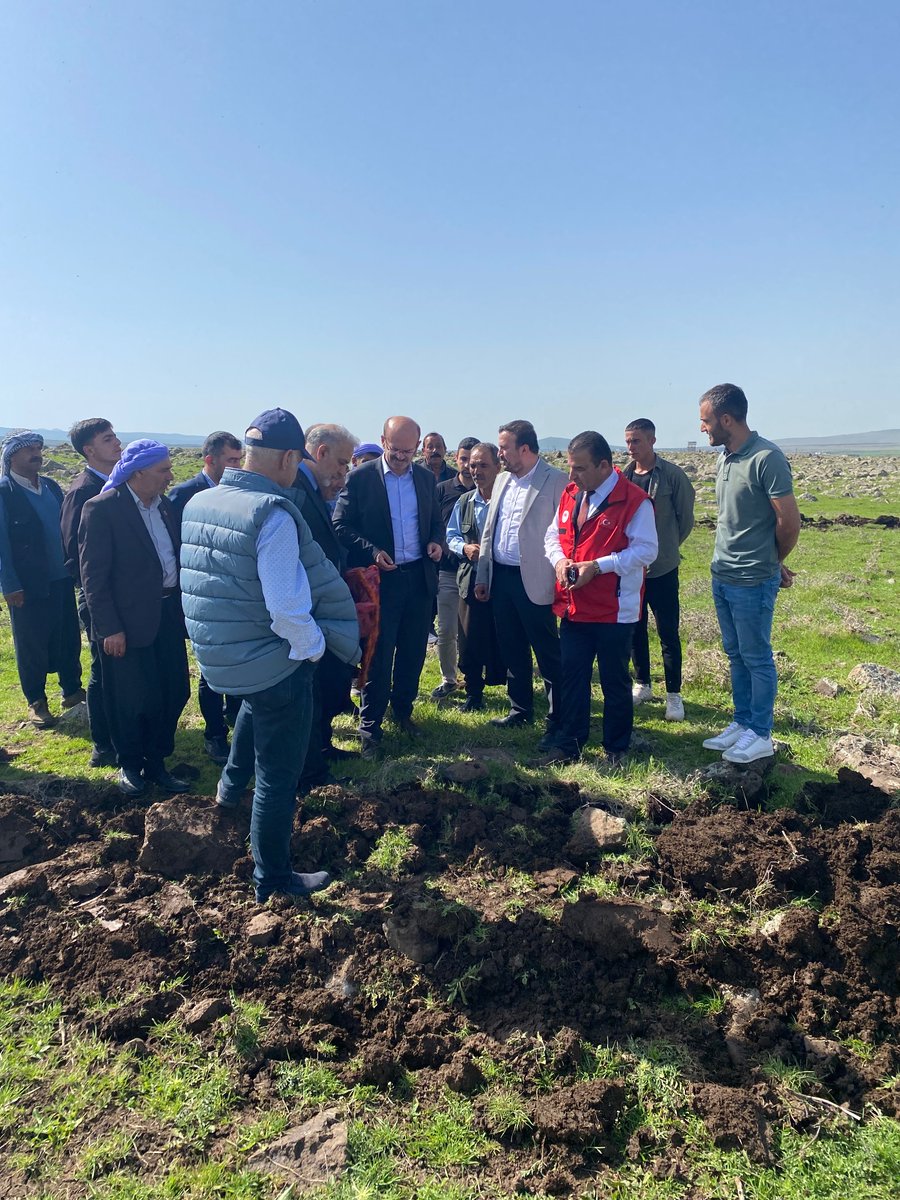 siverek_g's tweet photo. ANKARA Tarım ve Orman Bakanlığı Genel Müdür Yardımcısı İhsan EMİRALİOĞLU , İlçe Müdürümüz Remzi ASLAN, Üretici Birliği Başkanımız Murat ŞAHİNOĞLU, Oda Başkan Vekilimiz Adnan POLATOĞLU, beraber hibe destekli çeltik ve mercimek ekim alanlarını ve çiftçilerimizi sorunları istişarede https://t.co/pETsI0om5k