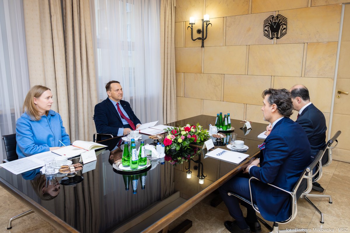 FM @sikorskiradek met today with the Director of the #OSCE Office for Democratic Institutions and Human Rights @MatteoMecacci. During the meeting, the head of 🇵🇱 diplomacy emphasized the leading role of @osce_odihr in protecting human rights and promoting the rule of law.