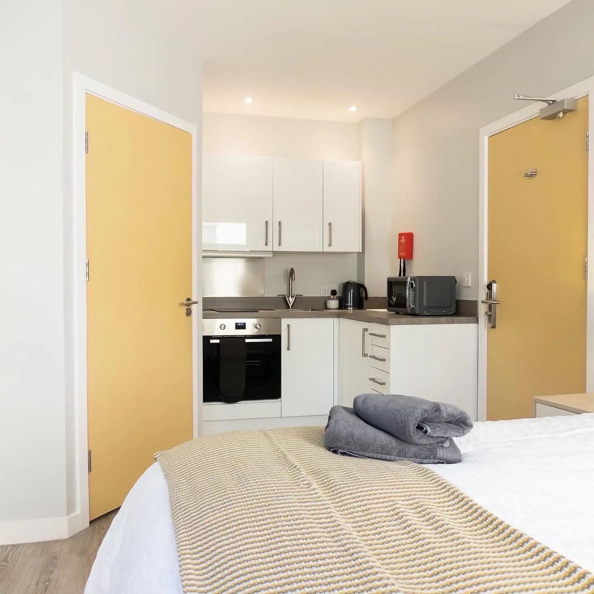 Experience self-sufficient living in #Cheltenham with #StayLets! Our #servicedapartments feature parquet floors, fully equipped kitchens, dishwashers, dining areas, flat-screen TVs and comfortable beds 🧡 Book your stay now! buff.ly/2VMnM79 #CheltenhamApartments