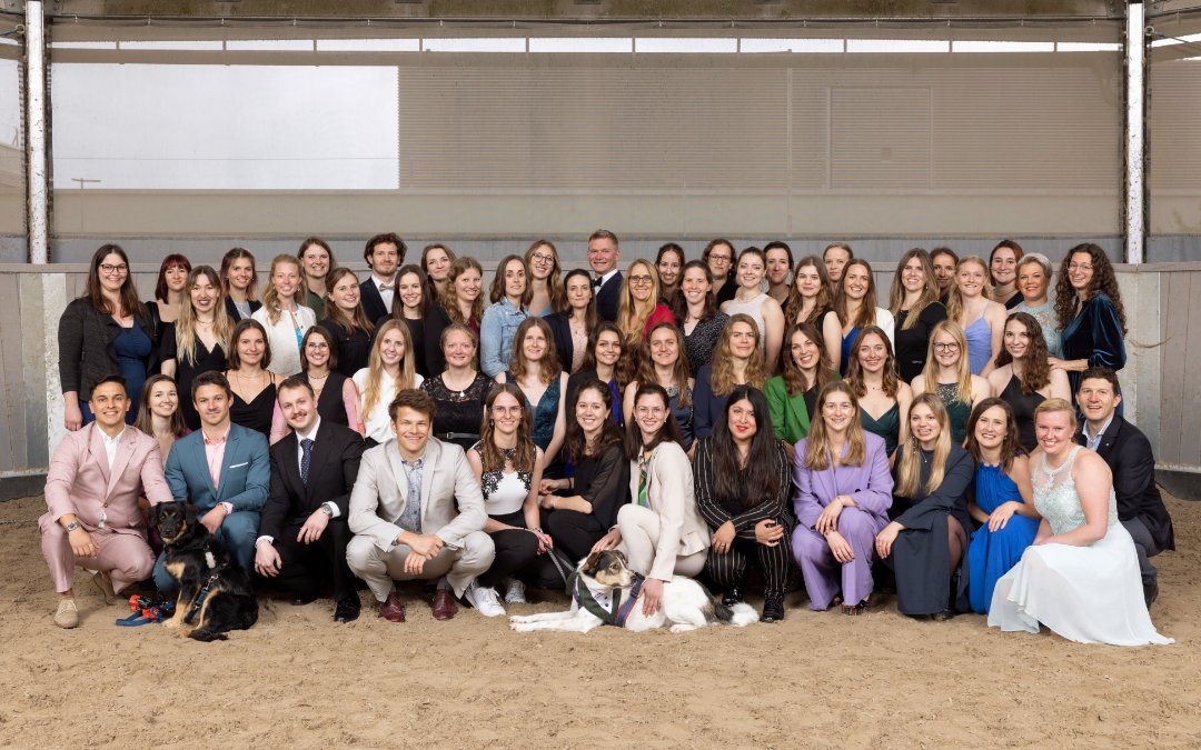 Gestern erhielten 60 frisch gebackene Tierärztinnen und Tierärzte der Vetsuisse-Fakultät der <a href="/UZH_ch/">Universität Zürich</a> ihr Diplom. Die #Alumni-Preise für die besten Abschlüsse gingen an Nina Haller und Sarah Jäggli. Herzliche #Gratulation und alles Gute für die berufliche Zukunft #vetsuissefaculty