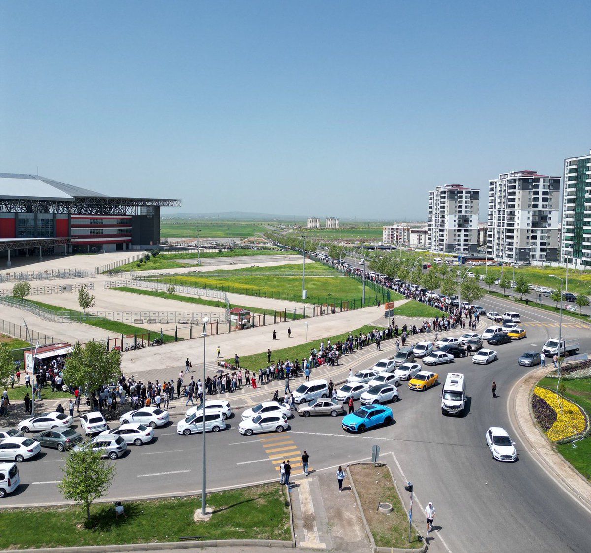 Amedspor taraftarları, kendi takımlarına destek olmak için girdikleri bilet sırasına drone ile çekilen fotoğraf karesine sığmadı.