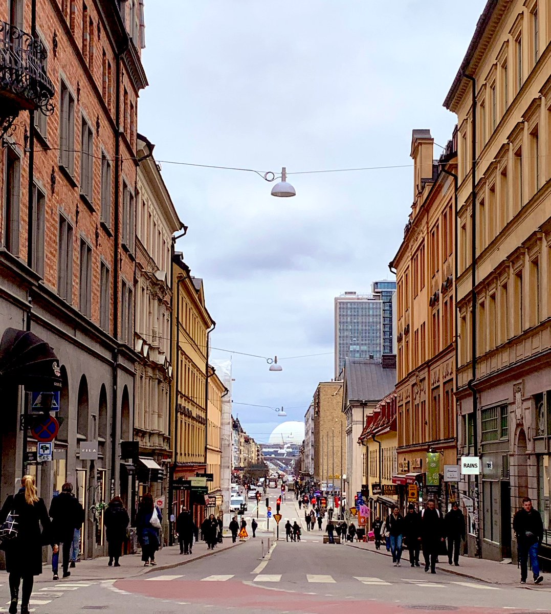 Terveisiä Tukholmasta 🇸🇪 Hidasta on kevään tulo täälläkin, mutta fiilis hyvä. Urban Delistä eväät hotellille, tänään kävelty jo yli 10 km 😅 #tukholma