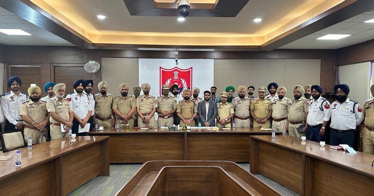 PatialaPolice's tweet image. Keeping the streets of Patiala safe and traffic-smart! Thanks to the #MapmyIndia Mappls team for training us, ensuring real-time traffic updates and safety alerts through the indigenous Mappls app. Stay informed, stay safe! #SmartPatiala #TechForSafety