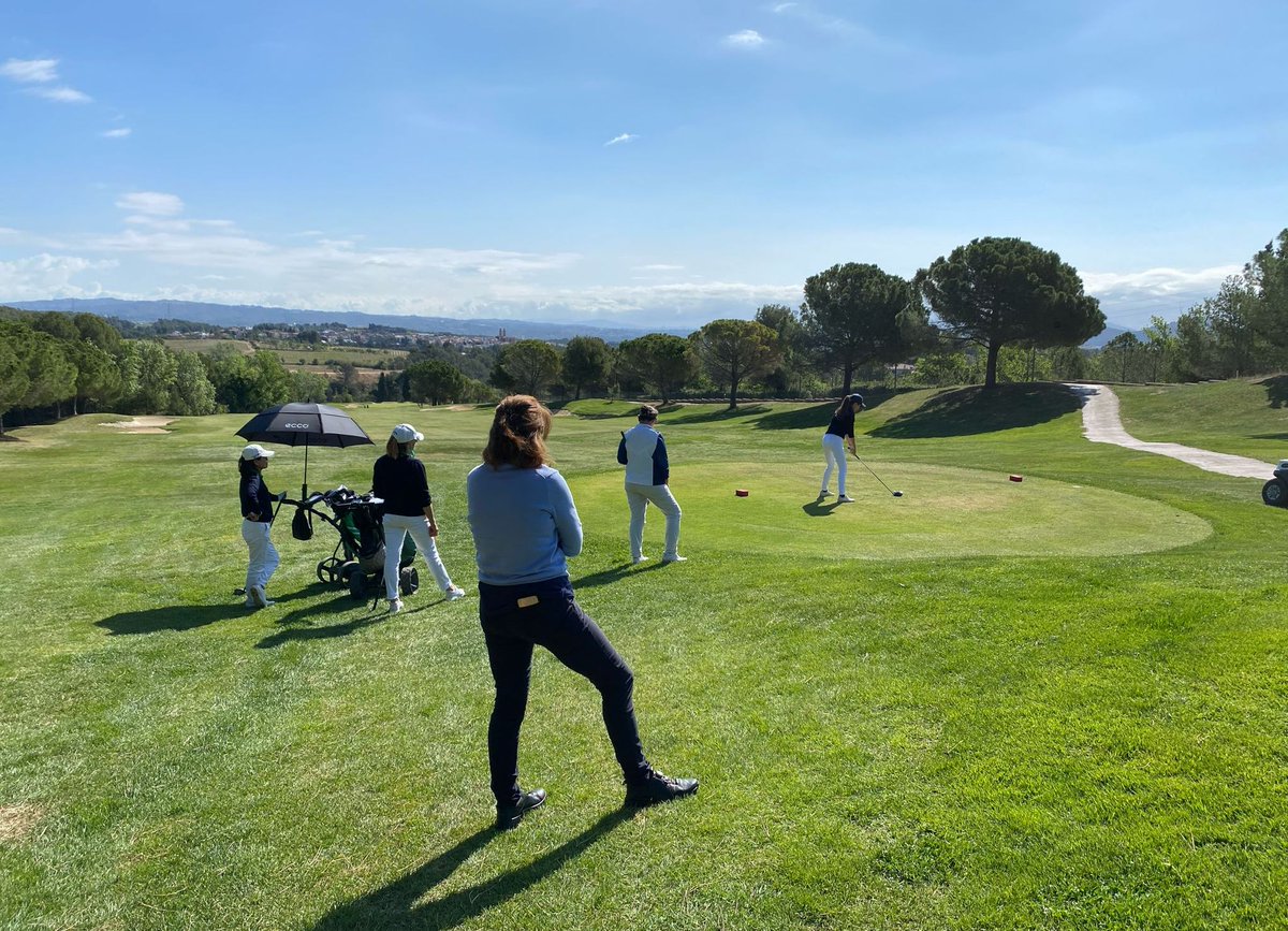 🔝Golf Terramar, nou líder en solitari de la Lligueta Femenina de la FCGolf! ⛳️Ahir es va disputar la quarta prova de la temporada a Golf Barcelona, i l'equip femení del club de Sitges lidera amb 23 punts i 32 ups. Moltes felicitats equip! 🔗: acortar.link/Ni45bY