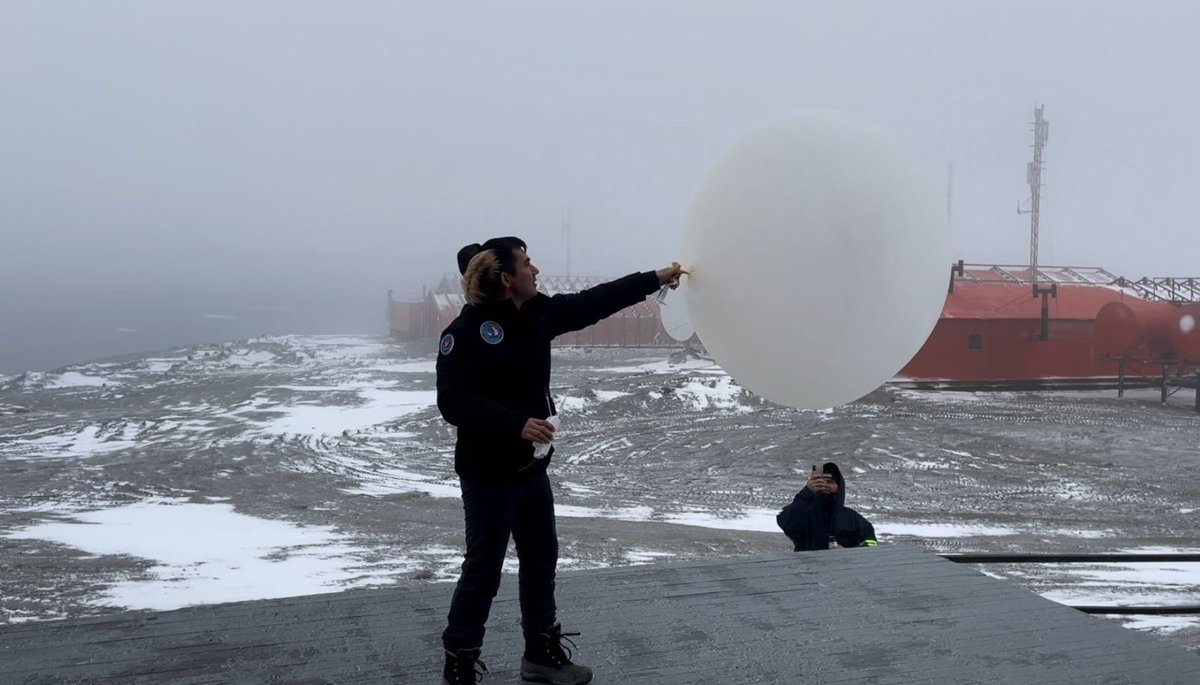 Exponiendo el comportamiento de la niebla en la península Antártica, oficiales de su @FuerzaAereaCol participaron por primera vez en el EGU General Assembly 2024, contribuyendo a la preservación e investigación del continente blanco.

#ProtegemosLaVida
#AdAstra🚀