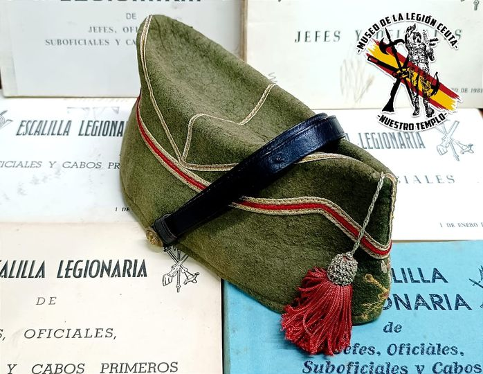 El gorrillo legionario que perteneció al subteniente D. Francisco Javier Sebastián Sánchez -quien durante más de 45 años sirvió en los cuatro #Tercios-, forma parte de la colección del Museo de #LaLegión de #Ceuta, gracias a la donación de su familia. (Museo de la Legión Ceuta).