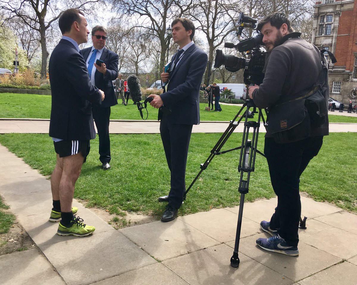 A shame the @LondonMarathon no longer does photo opportunities with MPs. Good luck to everyone running on Sunday. Tonight’s Today in Parliament will feature two MPs’ running journeys - @BBCRadio4 🕦 📸 from 2018 🏃🏽‍♀️ 🏃‍♂️ 🏃🏻