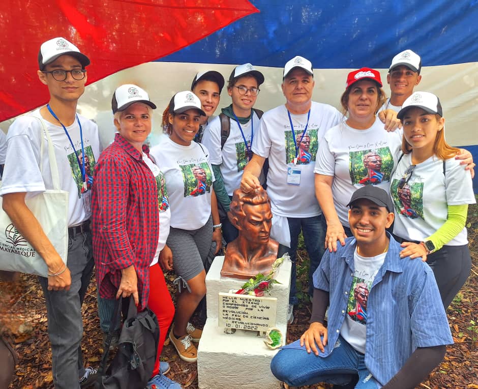 feucm_may's tweet photo. Ascendimos al monumento "Mella Nuestro"
.
.
.
#FEUCMMay
#SomosFEU
#GalenosDe❤ https://t.co/vKgsZ05ppJ