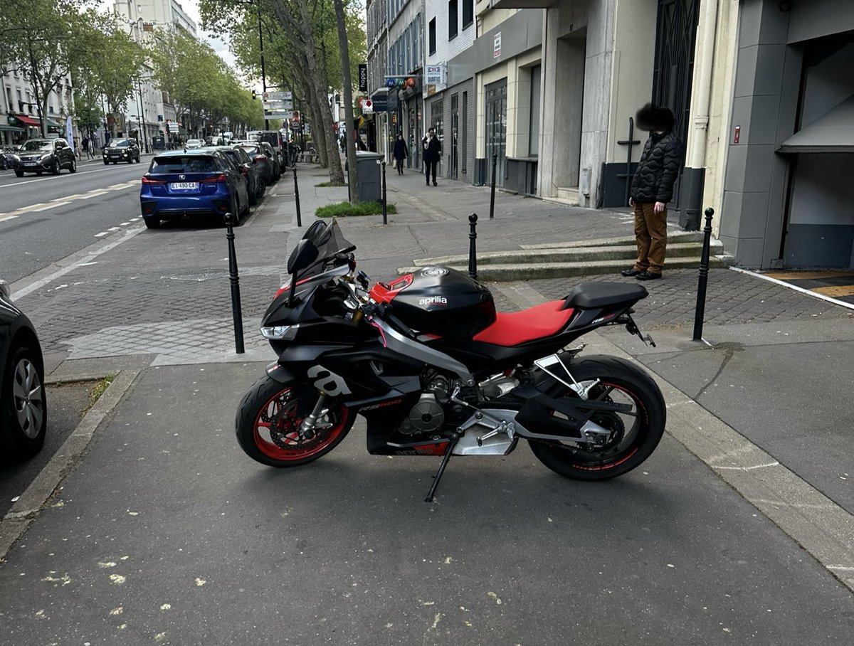 Certaines motos, c’est pas au contrôle technique qu’il faut les envoyer mais à la fourrière Et le conducteur avec, car il faut être un beau sagouin pour rouler sur le trottoir se garer comme ça en plein milieu @RasLeScoot Raslamoto #ControleTechnique @ffmcnat