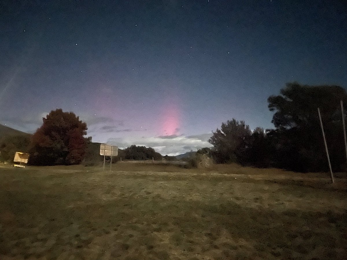 Aurora visible across much of rural Victoria right now despite the moonlight. I took this photo just now from Porepunkah. To the eye the glow is obvious but there’s only hints of the colour seen in the photo.