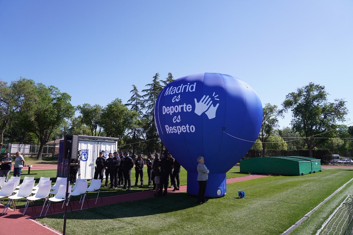 MADRID's tweet photo. 📢@policiademadrid y deporte impulsan una campaña para prevenir la violencia y la intolerancia en el fútbol ⚽️ desde las categorías infantiles

✅Una iniciativa para para fomentar buenas prácticas en los Juegos Deportivos Municipales
 👉https://t.co/07EIyftwc5 https://t.co/qPJ1ZM43OB