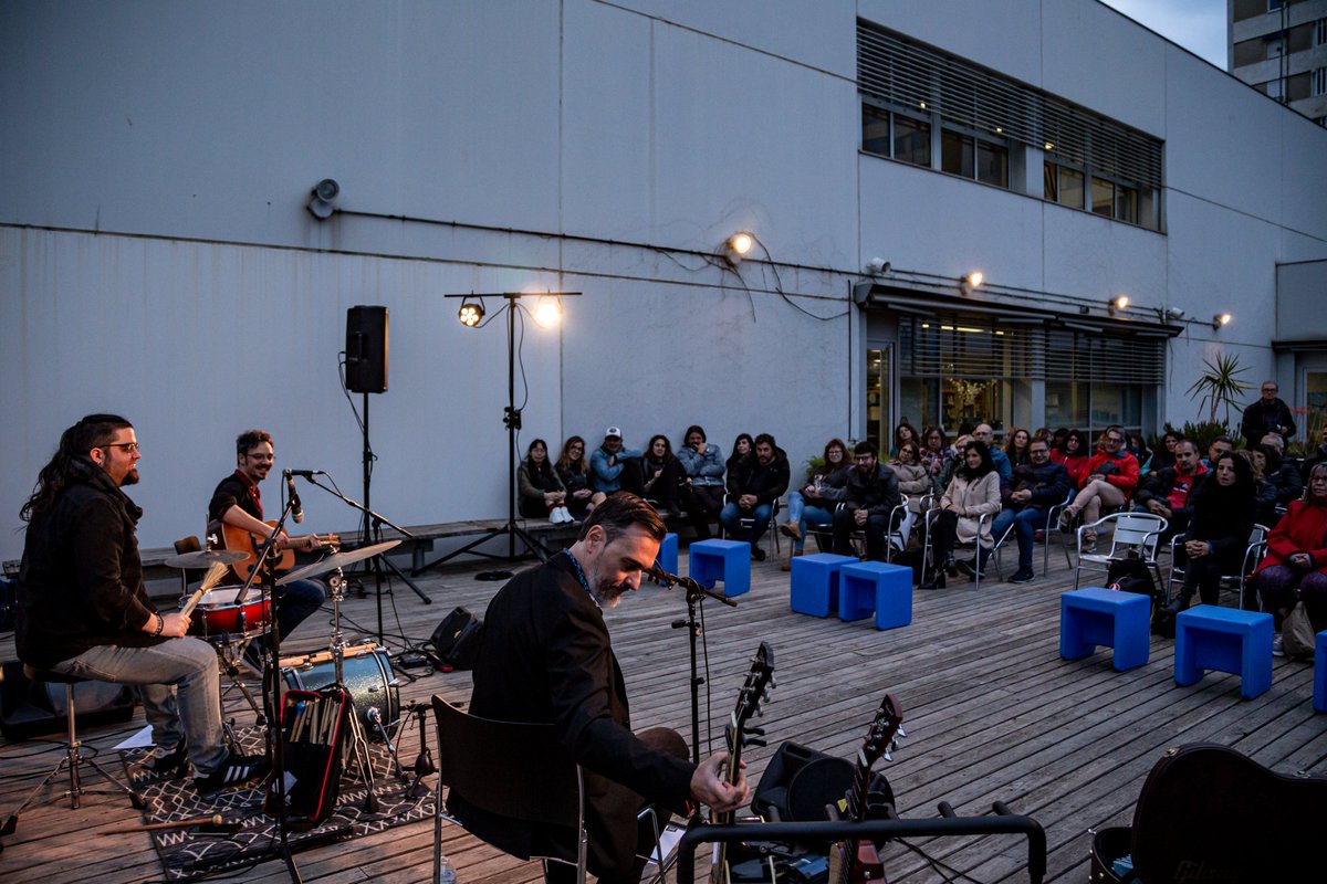 🌃 Ahir al vespre, la fusió màgica entre la veu de @rguez_musica i els ritmes de @marcosdeker i @kapidrum va crear una atmosfera colpidora al terrat de la @bibliobellvitge. Gràcies! 🤩 No hi havia manera més bonica de retrobar-nos per iniciar la 12a edició de #TerratsenCultura!