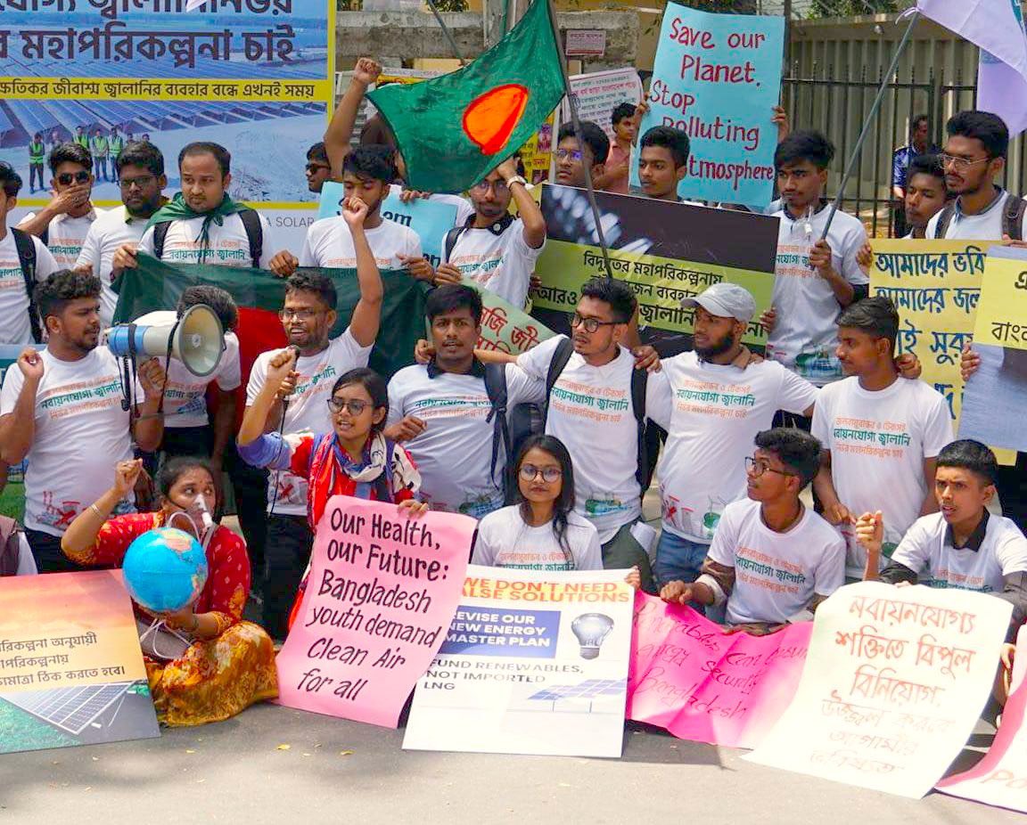 #GlobalClimateStrike in #Dhaka 🇧🇩! We must shift to clean & renewable energy NOW! So, investing in #renewable energy & #justtransition is imperative ✊ #JustTranstion & #FossilFuel phase-out is vital to protect our right to #health & breathe in clean air! #MyHealthMyRight