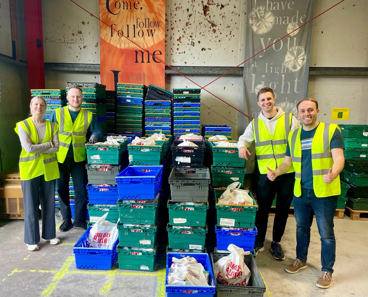 #SaturdayShoutout 🎤 We are really grateful to this team from @WSP_UK for helping us in the warehouse this week. They helped us pick up a big order from Tesco and pack lots of food parcels ready to go out to people in crisis. #salford #endhunger #emergencyfood