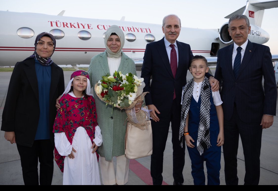 İki foto arasındaki fark sefaletin, şatafatın ve istakoz’un açıklamasıdır.😡

Biri, milli geliri 50 bin usd Finlandiya başbakanı ekonomi sınıfı uçuyor. Diğeri milli geliri 13 bin usd Numan bey özel jet ile uçuyor!