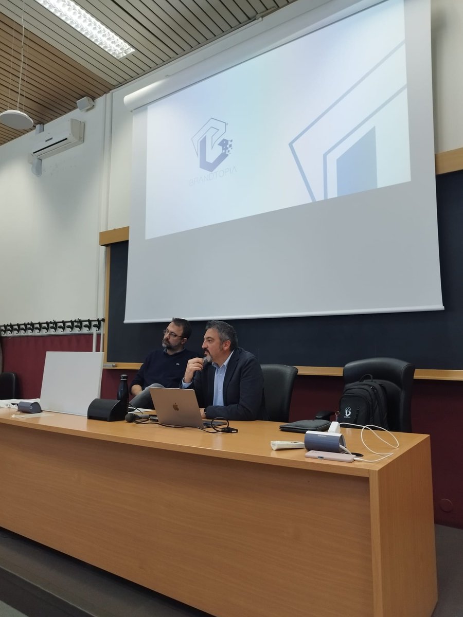 CamilalaGallo's tweet photo. Oggi a lezione di #DigitalMediaStudies abbiamo avuto l'onore di avere come ospite @lucarallo che ci ha parlato di come utilizzare il digitale nelle realtà ONLUS dandoci spunti interessanti per il nostro progetto #Social4Social #SMM24 https://t.co/GPQ2Ylzz7Z