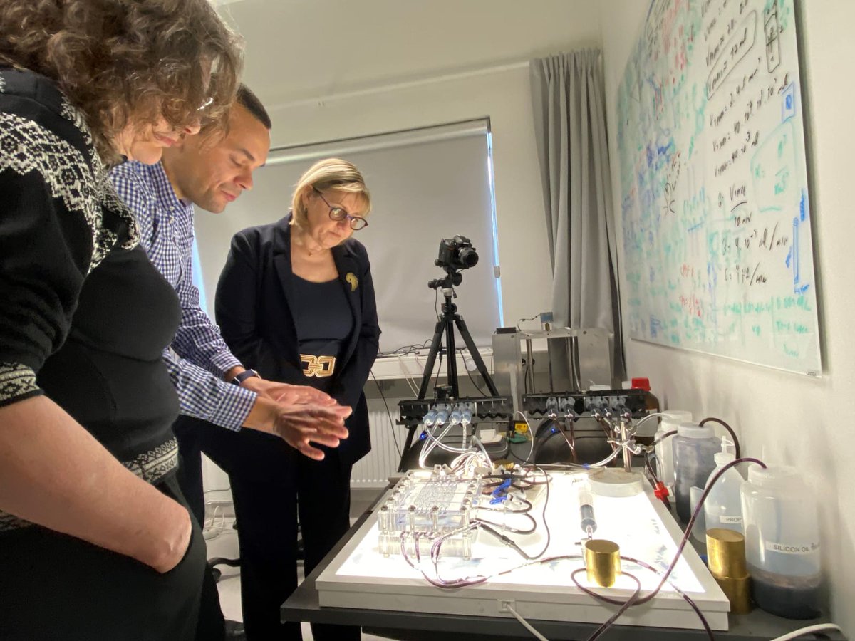 RealMarcelMoura's tweet photo. A very special day in the lab! Yesterday I had the pleasure of showing our work on porous media flows to the French Minister of Higher Education and Research @sretailleau and the Ambassadress of France in Norway @AmbaFr_Norge. With @NjordUiO, @PoreLab_SFF and @Fysikk_UniOslo. https://t.co/nvXx73JpAe