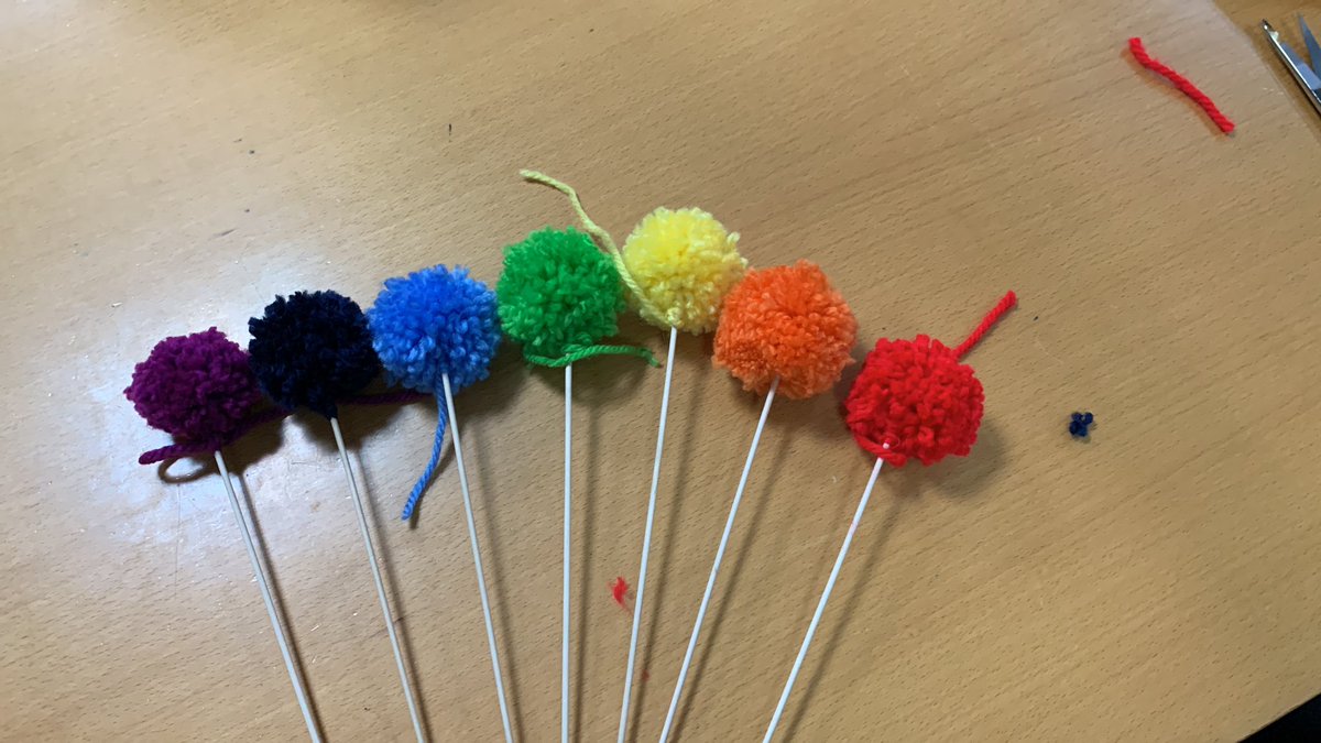 Mira, <a href="/LediciaCostas/">Ledicia Costas</a>, como vai quedando o que estamos facendo na miña clase de 1º #SeteDentesDeLeón