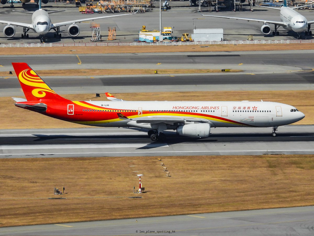Hong Kong Airlines 🇭🇰
香港航空

Aircraft type:
Airbus A330-343

Registration:
B-LHI

Status:
Departure from runway 07R, take off rolling

Location:
Hong Kong International Airport (VHHH/HKG)

#hongkongairlines #hkairlines #a330300 #a330 #香港航空