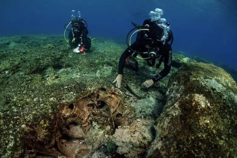 Found near the island of Kasos, Greece, ten shipwrecks dating back to prehistory (3000 BC), the classical period (460 BC), the Hellenistic (100 BC-100 AD), the Roman (200 BC-300 AD) and the Byzantine period (800-900 AD): tinyurl.com/ycyezu7x Images: Greek Ministry of Culture