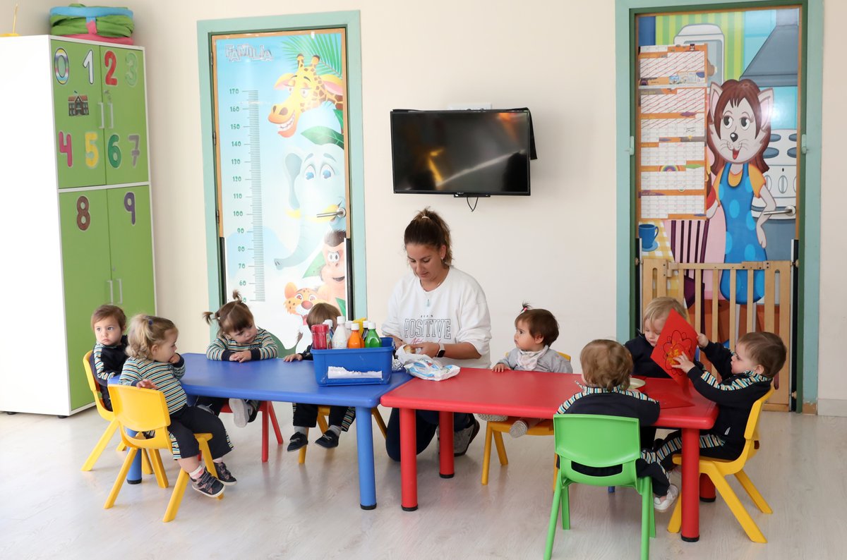 Spring in Nursery 1! 🌼🐛
The youngest pupils enjoy finger painting flowers to decorate the classroom.
They experiment with finger painting using a variety of colours, while improving their fine motor skills.
Amazing! 💚
#InternationalSchool #BilingualSchool