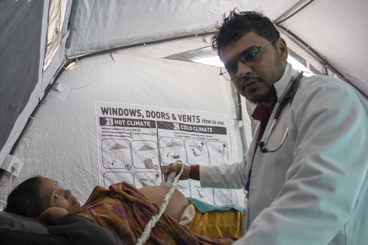Following the 6.4M #earthquake that hit #Nepal's 🇳🇵 #Karnali Province last November, the 3️⃣ Medical Camp Kits (MCKs) established by @WHO collectively cater to 60,000 individuals residing in these hard-to-reach areas. Learn more about these MCKs here 🔗 shorturl.at/DVZ04