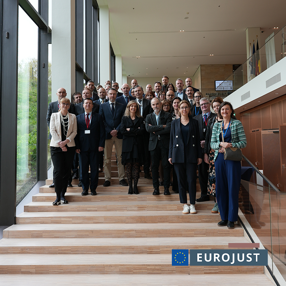 ⚖️ Eurojust hosts milestone 🇪🇺🇺🇸 expert meeting on use of battlefield evidence. 🔎 Such evidence is a crucial asset in the fight against war crimes, genocide & terrorism. The meeting was co-organised by @TheJusticeDept & the #GenocideNetwork. Details 👉 eurojust.europa.eu/news/practitio…