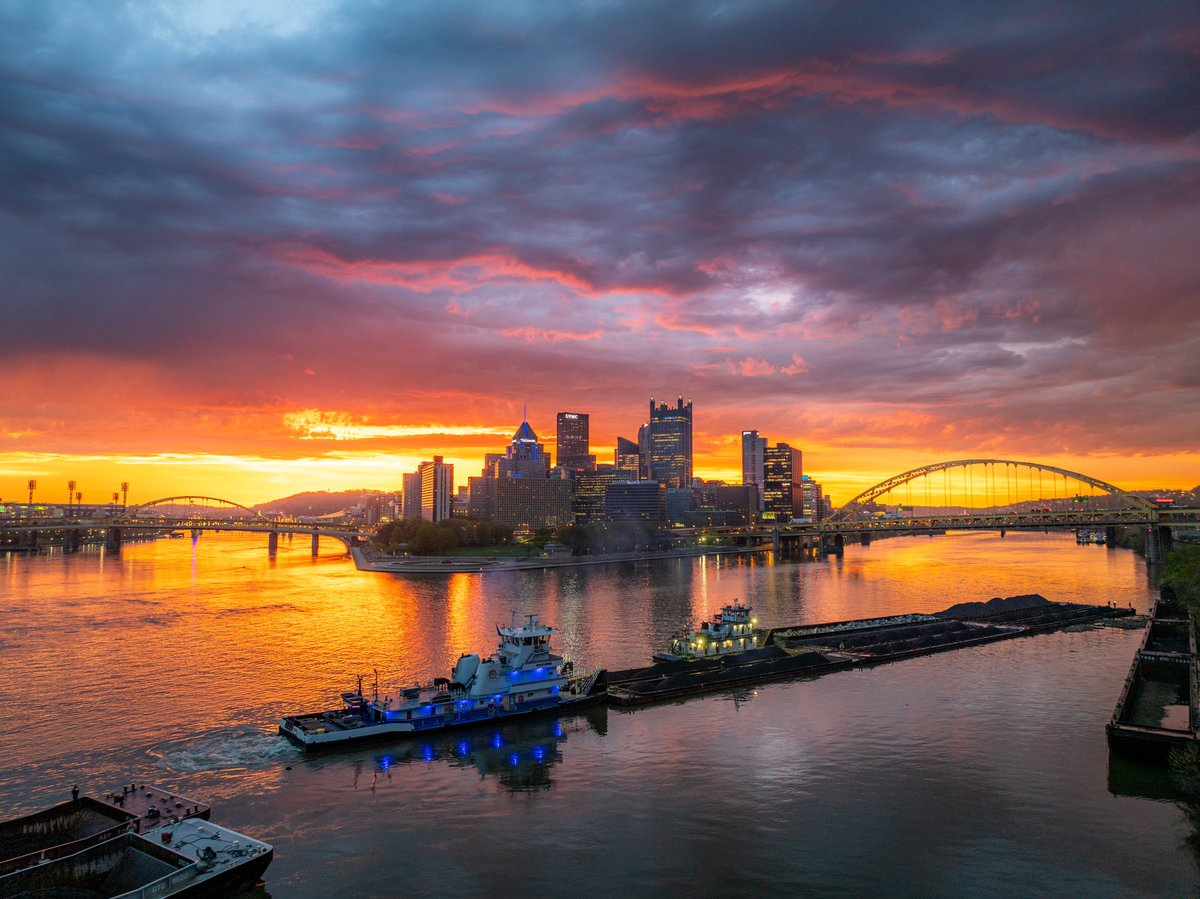 This morning's sunrise in #Pittsburgh was absolutely UNREAL!! At one point rain began to fall and as the sun lit it up it gave off a very vibrant glow. Just absolutely incredible!