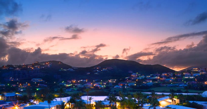 When the sun goes down at Marriott's St. Kitts Beach Club, magic begins to happen. ✨🌴💦 best-online-travel-deals.com/marriott-carib… #stkitts #luxurytravel #vacation #tropical