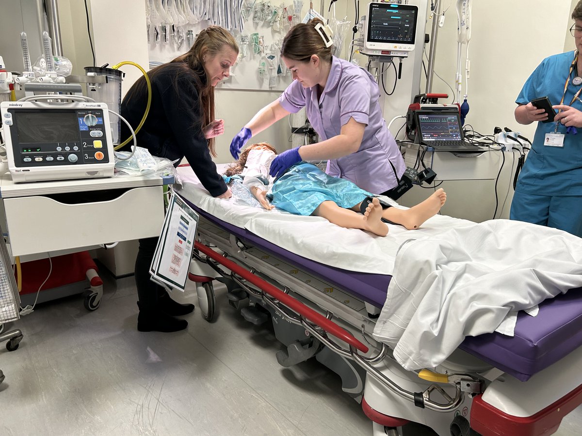 Excellent insitu burns training today in A&E. Poor Bella's (our 5yr old manikin) dress had caught fire while blowing out her birthday candles, causing 10% full thickness burns. Treatment, pain management & referral to burns unit all worked through @ASPiHUK @BTHFT @GaumardInFocus