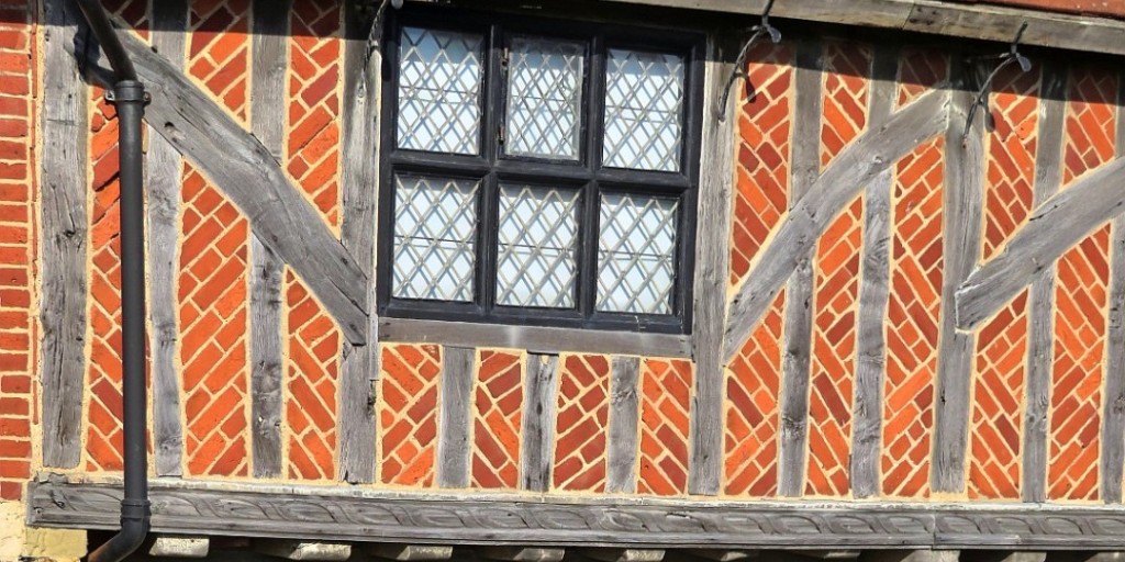 Brick nogging was popular as an infilling material in timber-framed buildings. Often used to show off improving fortunes, some of it is highly decorative! We think it’s pretty charming. What do you think? 🏠Moot Hall, Aldeburgh 📷 Snapshooter46, CC by SA 2.0