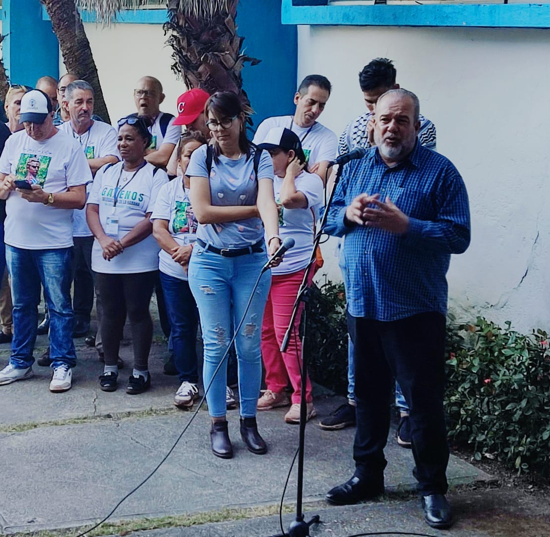 feucm_may's tweet photo. Gran alegría para los estudiantes de Ciencias Médicas al intercambiar con el Primer ministro Marrero Cruz ✊🏼🥼🇨🇺
.
.
.
#FEUCMMay
#SomosFEU
#VamosPorMás
#GalenosDe❤ https://t.co/dewGWKZnOq