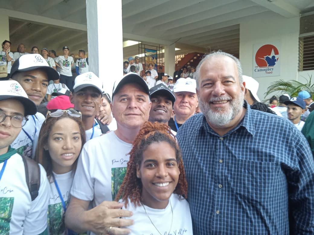 feucm_may's tweet photo. Gran alegría para los estudiantes de Ciencias Médicas al intercambiar con el Primer ministro Marrero Cruz ✊🏼🥼🇨🇺
.
.
.
#FEUCMMay
#SomosFEU
#VamosPorMás
#GalenosDe❤ https://t.co/dewGWKZnOq