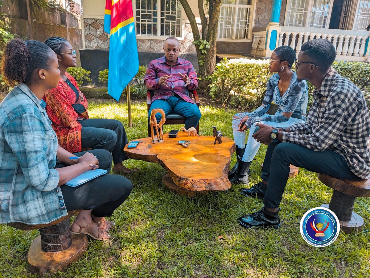 Promouvoir la nouvelle Citoyenneté par l'#ART, un sujet ayant été à la base d'une discussion entre les artistes @Globash , #Aliakas lauréate du tournois #KalamuZaKwetu organisé par la #dpjinccn_nk à Béni & Butembo et le Chef de Division Mr @guy_kibira