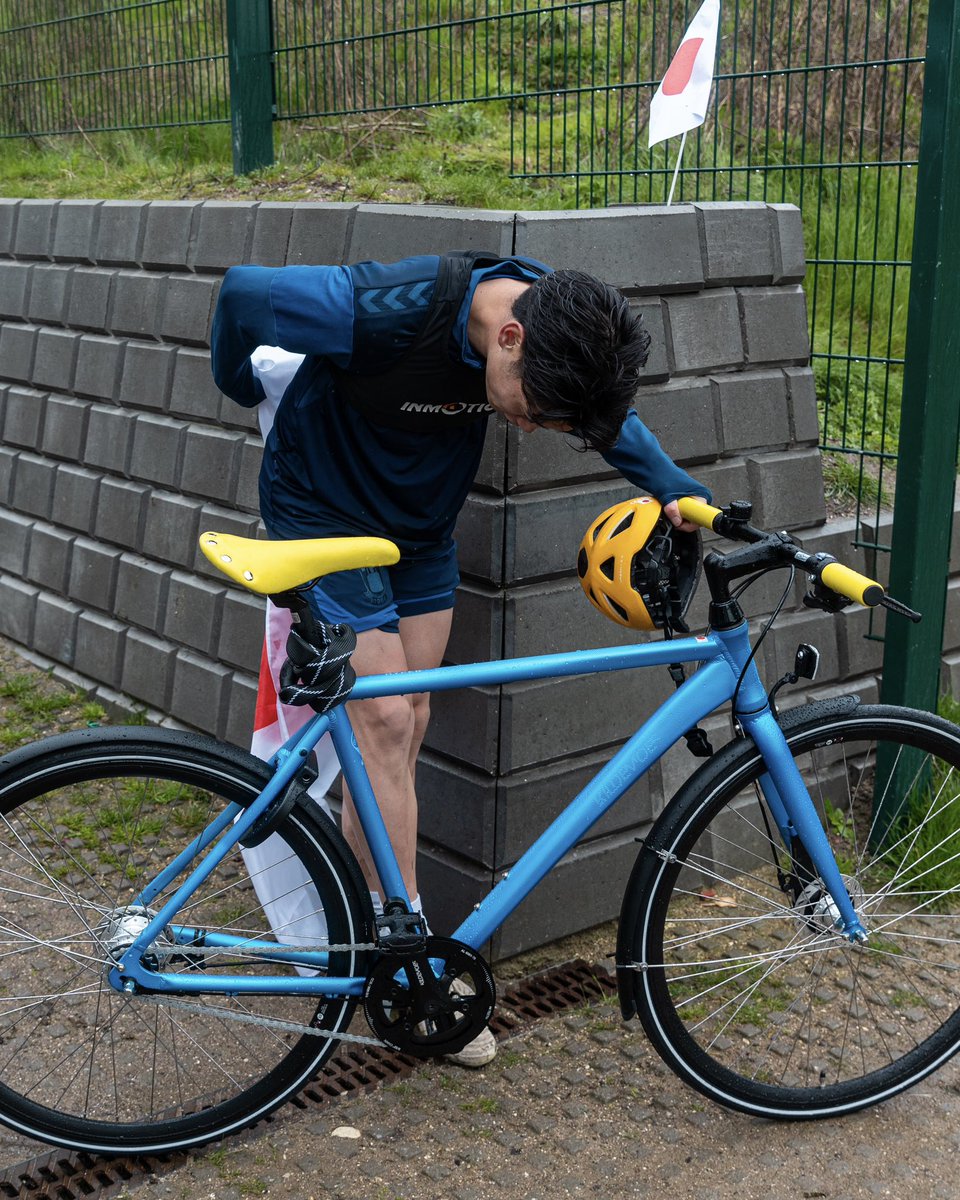 BrondbyIF's tweet photo. Suzuki modtog en cykel af en gruppe fans efter dagens træning i dag 🚴‍♂️💛💙

#Brøndby https://t.co/L1sNIY0yW2