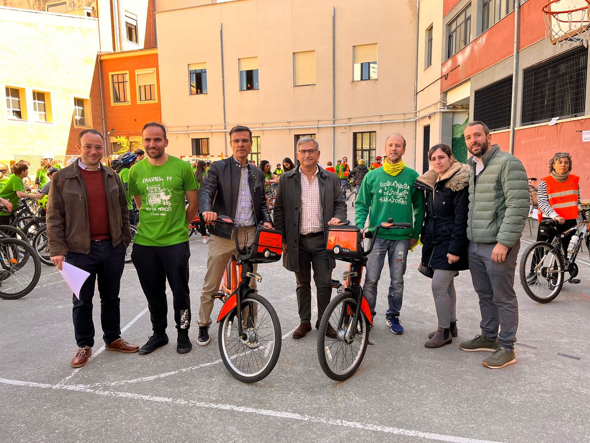 🚲 Hoy hemos acompañado a la I Bicicletada IES La Merced 👉 Hemos celebrado con ellos el Día de la Educación Física en la calle por la salud mental 🔗 Más información: auvasa.es/biki-acompana-…