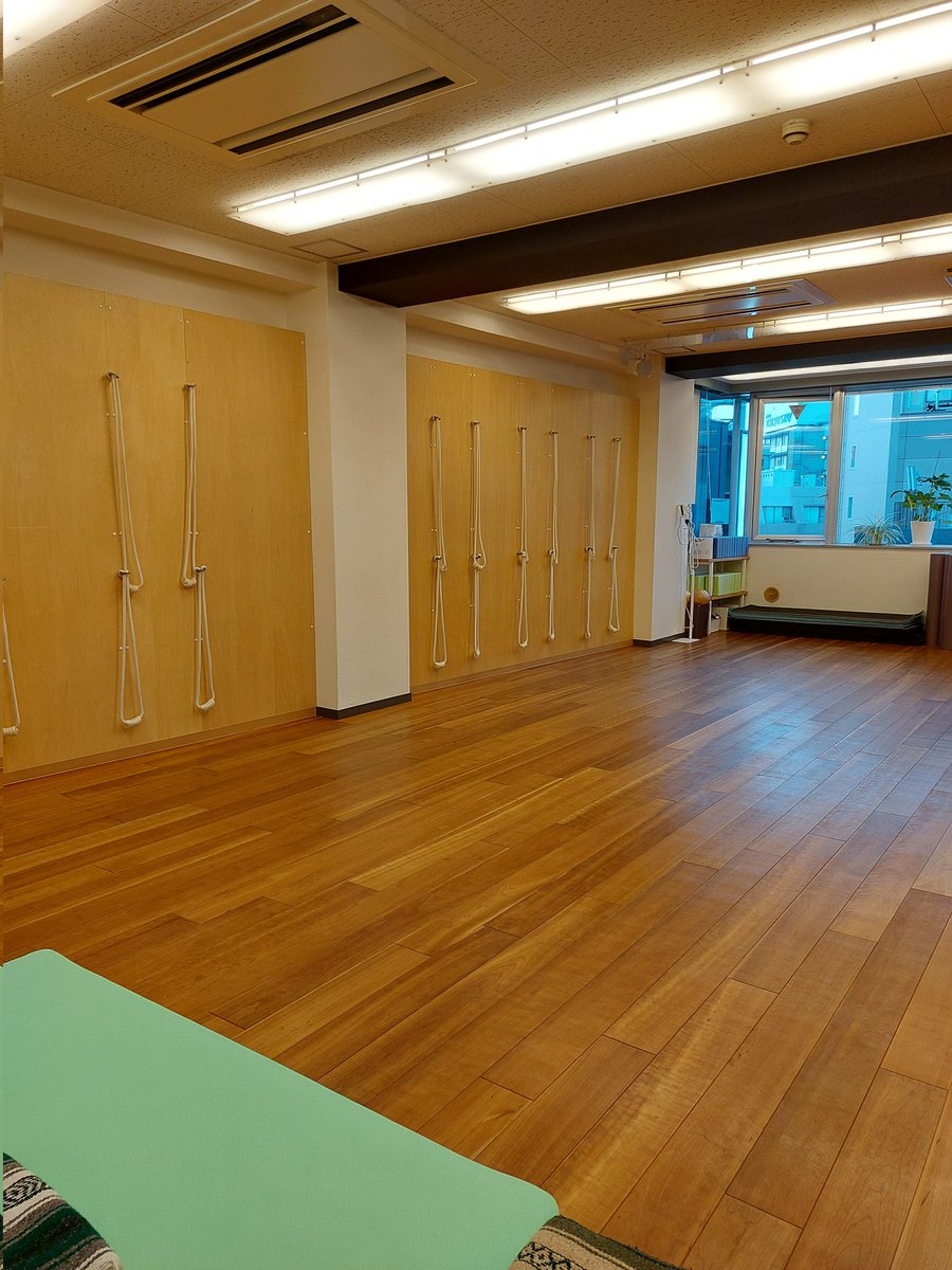 wellbeing_z's tweet photo. 今日は瞑想のクラス🧘‍♀️頭と膝でトライアングルを作ることから、自分を客観的に見たり、内観したりしました。最後の音叉の音で涙が😢自分の体に感謝して、瞑想への理解も深まりました✨
#ヨガ　#wellbeing  #五反田 https://t.co/PVJcmLCEtd